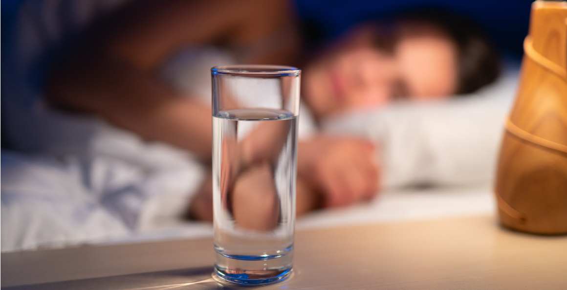 Bere acqua fredda prima di andare a letto: la sorprendente connessione con un sonno migliore
